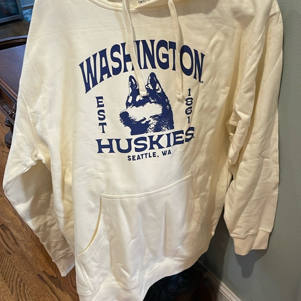 Washington Huskies brand new sweatshirt, size large unisex